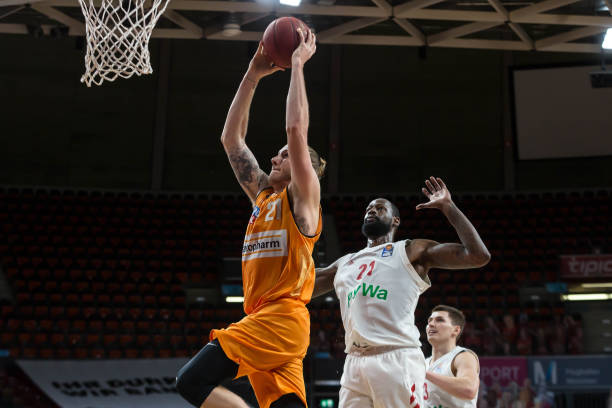 加强场馆建 加强场馆建