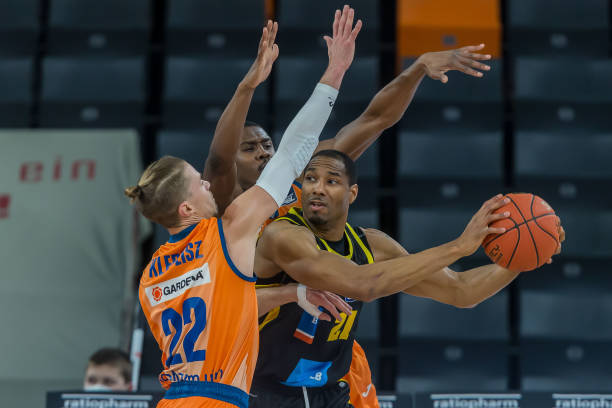 两队继续展 两队继续展